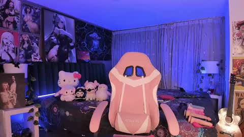 Snapshot of lanakyutt chatting on 01.23.25 L A N A online show from 01.23.25