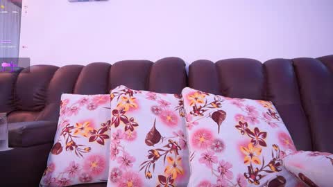 Hello Guys I am Lara Giraldo  WELCOME To my room online show from 11.21.25