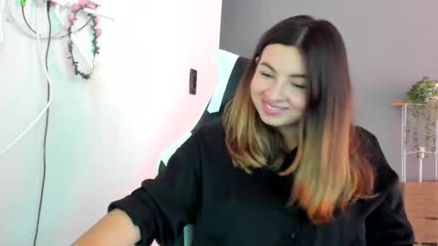 Snapshot of laracat18 chatting on 05.26.26 Lara online show from 05.26.26