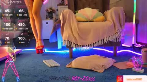 Snapshot of laracroftt chatting on 11.30.25 laracroftt online show from 11.30.25