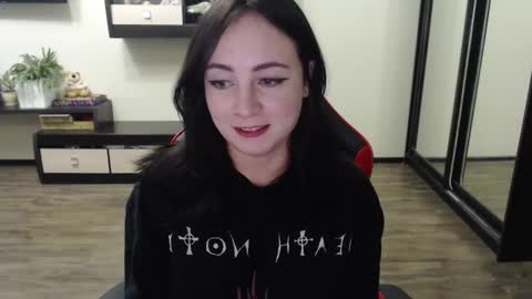 Laralianna online show from 10.04.25