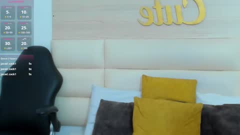 Snapshot of laramoon_ chatting on 11.13.25 LARA online show from 11.13.25