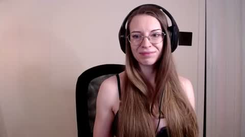 Snapshot of larawintersxxx chatting on 06.14.26 larawintersxxx online show from 06.14.26