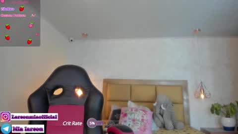 Snapshot of larsonmia chatting on 01.08.25 MIA online show from 01.08.25