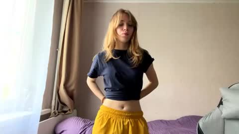 Snapshot of lateshastarnaud chatting on 06.15.26 Linet online show from 06.15.26