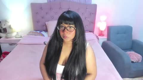 Snapshot of latinabombsheell chatting on 05.30.26 Martina online show from 05.30.26