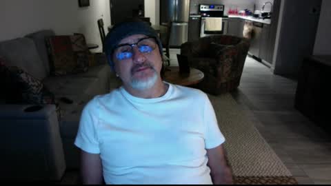 Snapshot of latinnous chatting on 12.24.24 QS - INDEPENDENT MODEL online show from 12.24.24