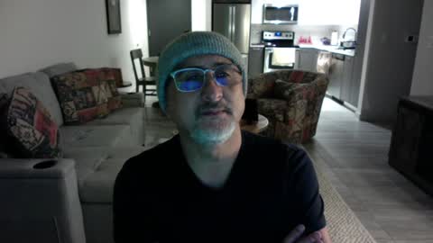 Snapshot of latinnous chatting on 02.04.25 QS - INDEPENDENT MODEL online show from 02.04.25