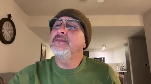 Snapshot of latinnous chatting on 03.10.25 QS - INDEPENDENT MODEL online show from 03.10.25