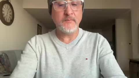 Snapshot of latinnous chatting on 03.12.25 QS - INDEPENDENT MODEL online show from 03.12.25