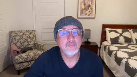 Snapshot of latinnous chatting on 10.18.25 QS - INDEPENDENT MODEL online show from 10.18.25