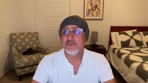 Snapshot of latinnous chatting on 10.19.25 QS - INDEPENDENT MODEL online show from 10.19.25