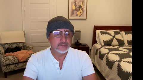 Snapshot of latinnous chatting on 10.26.25 QS - INDEPENDENT MODEL online show from 10.26.25