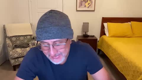 Snapshot of latinnous chatting on 10.27.25 QS - INDEPENDENT MODEL online show from 10.27.25