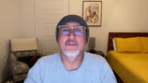 Snapshot of latinnous chatting on 10.28.25 QS - INDEPENDENT MODEL online show from 10.28.25