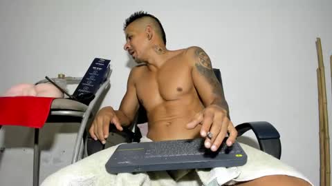 Snapshot of latinshamansex chatting on 04.15.26 LatinShaman online show from 04.15.26