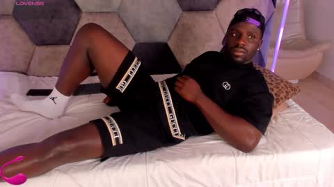 Snapshot of latrellx7 chatting on 02.11.26 LEANDRO online show from 02.11.26