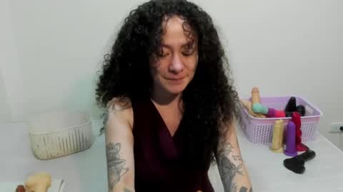 Snapshot of laura_anal_ chatting on 06.11.26 Wen online show from 06.11.26