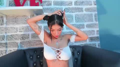 Snapshot of laura_aristizabal_19 chatting on 12.19.24 Laura online show from 12.19.24