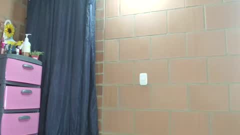 Snapshot of laura_candy12 chatting on 02.14.25 Laura online show from 02.14.25