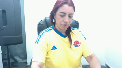 Snapshot of laura_craizy chatting on 06.18.26 CALL ME LOVE LAURA online show from 06.18.26