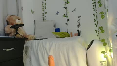 Snapshot of laura_lovingxxx chatting on 02.03.25 laura lovingxxx online show from 02.03.25