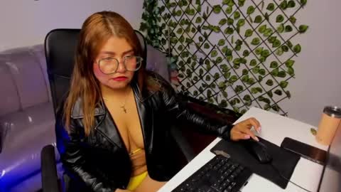 Snapshot of laura_marttin chatting on 07.15.26 laura_marttin online show from 07.15.26