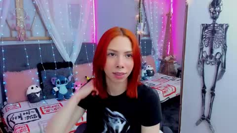 Snapshot of laura_olssen chatting on 03.10.25 Kate  online show from 03.10.25