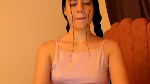 Snapshot of laura_soe chatting on 02.01.26 LAURA SOE online show from 02.01.26