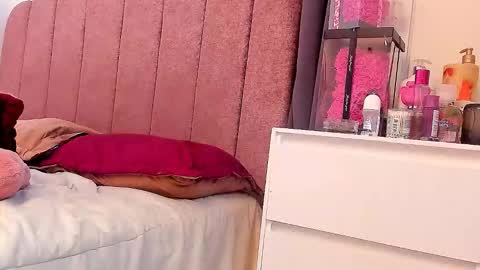 Snapshot of laura_soe chatting on 02.25.26 LAURA SOE online show from 02.25.26