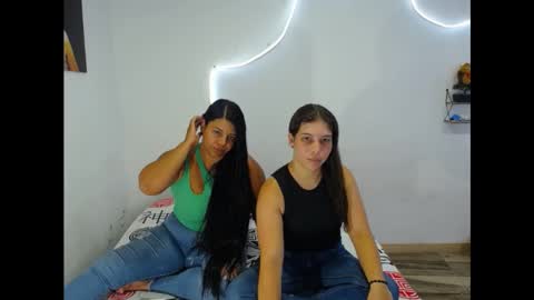 Snapshot of laura_x19 chatting on 09.17.25 LAURA AND SCARLETT online show from 09.17.25