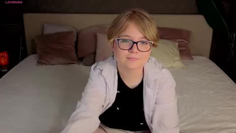 Snapshot of lauraaa_smith chatting on 02.09.26 Laura online show from 02.09.26