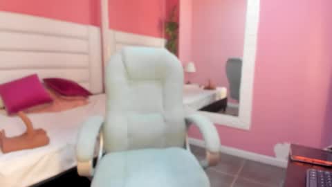 Snapshot of laurabigtits chatting on 12.17.25 Laura online show from 12.17.25