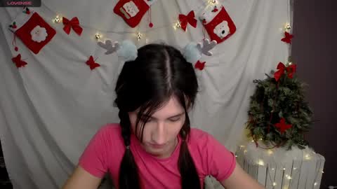Snapshot of lauradre_ chatting on 12.10.24 Laura online show from 12.10.24