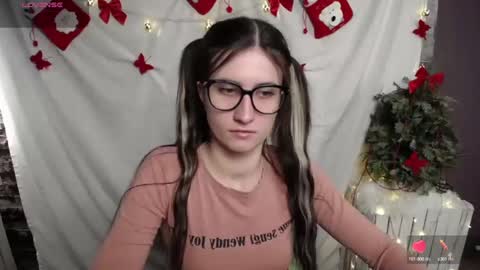 Snapshot of lauradre_ chatting on 12.11.24 Laura online show from 12.11.24