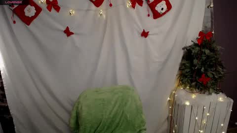 Snapshot of lauradre_ chatting on 12.11.24 Laura online show from 12.11.24