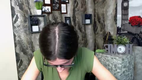 Snapshot of lauradre_ chatting on 10.14.25 Laura online show from 10.14.25