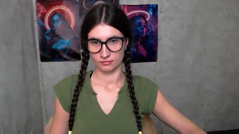 Snapshot of lauradre_ chatting on 10.18.25 Laura online show from 10.18.25