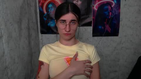 Snapshot of lauradre_ chatting on 06.04.26 Laura online show from 06.04.26