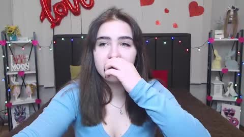 LauraHlot online show from 02.12.25