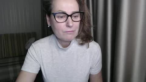 Lauraoven1 online show from 01.18.25