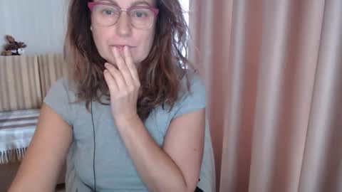 Lauraoven1 online show from 10.19.25