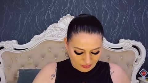 Snapshot of laurenjenssen chatting on 04.23.26 Laura online show from 04.23.26