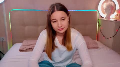 Snapshot of laurieperez chatting on 12.22.25 Lola online show from 12.22.25