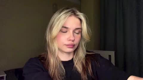 Snapshot of laurineleconey chatting on 04.29.26 Bella online show from 04.29.26
