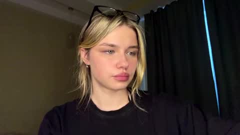 Snapshot of laurineleconey chatting on 05.15.26 Bella online show from 05.15.26