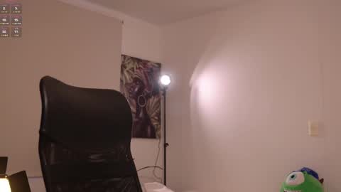 Snapshot of laurita_4 chatting on 02.19.25 laurita_4 online show from 02.19.25