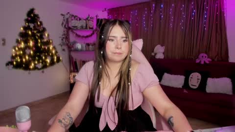 Snapshot of lauu_r chatting on 12.06.24 online show from 12.06.24