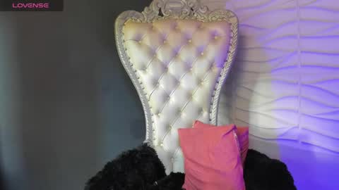 Layla online show from 04.16.26