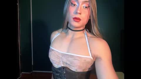 Layla   help me with your thumbs up its important  online show from 01.11.26